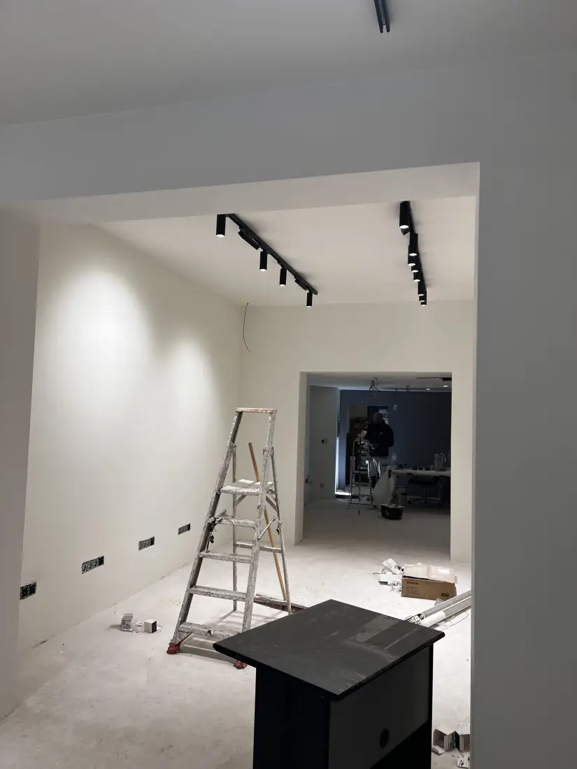 Afgewerkte Bang & Olufsen-showroom met nieuw geplaatste zwarte railverlichting