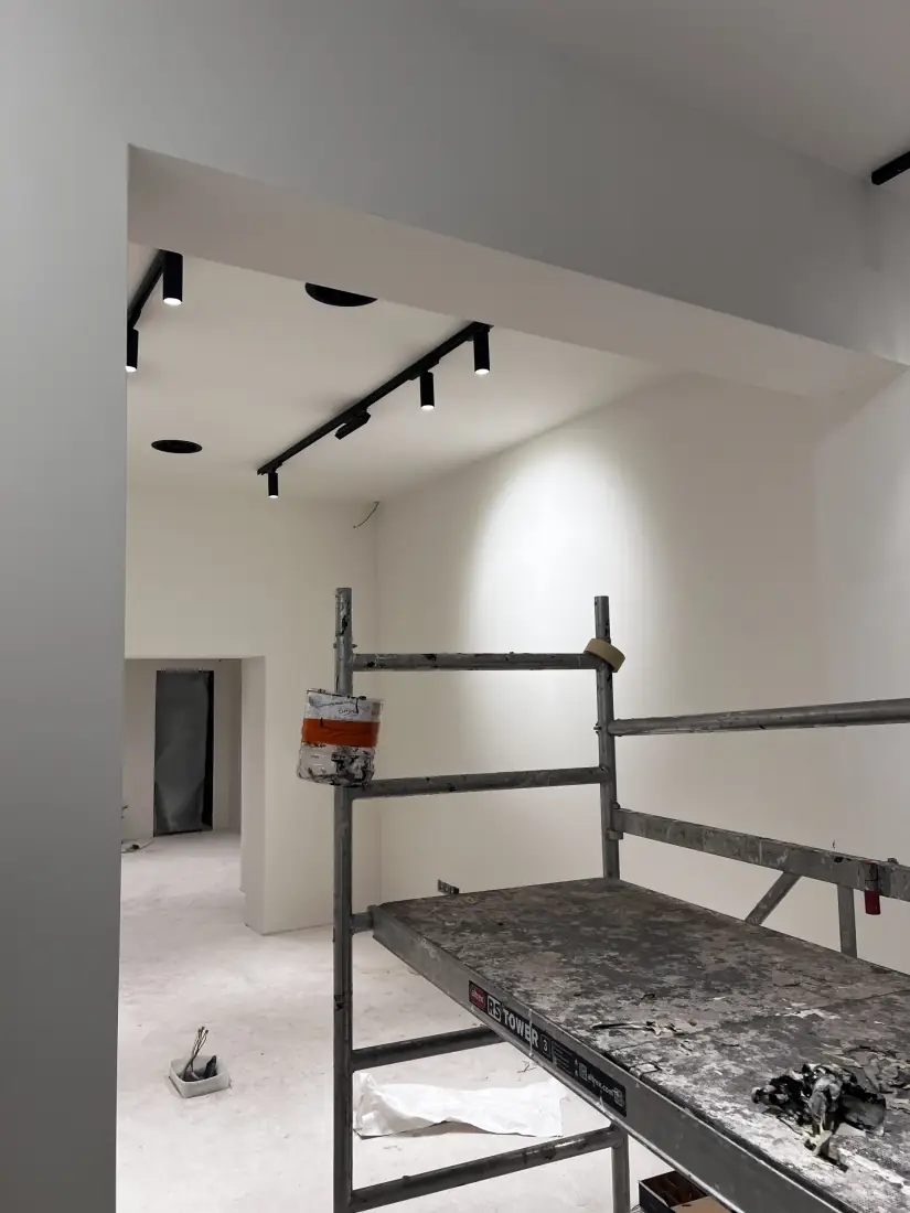 Pleisterwerk in uitvoering met rolsteiger in het Bang & Olufsen-pand
