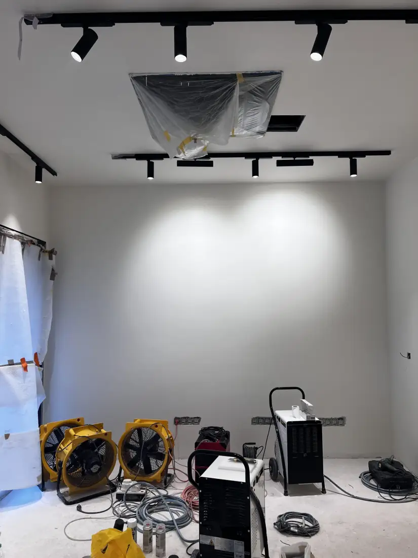 Bouwdroging bij de afgeschermde etalage van de Bang & Olufsen-winkel