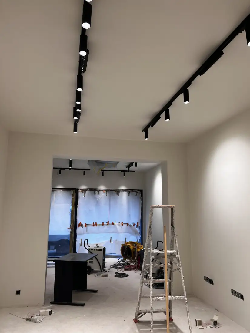 Bouwdrogers en ventilatoren zetten de Bang & Olufsen-ruimte versneld droog