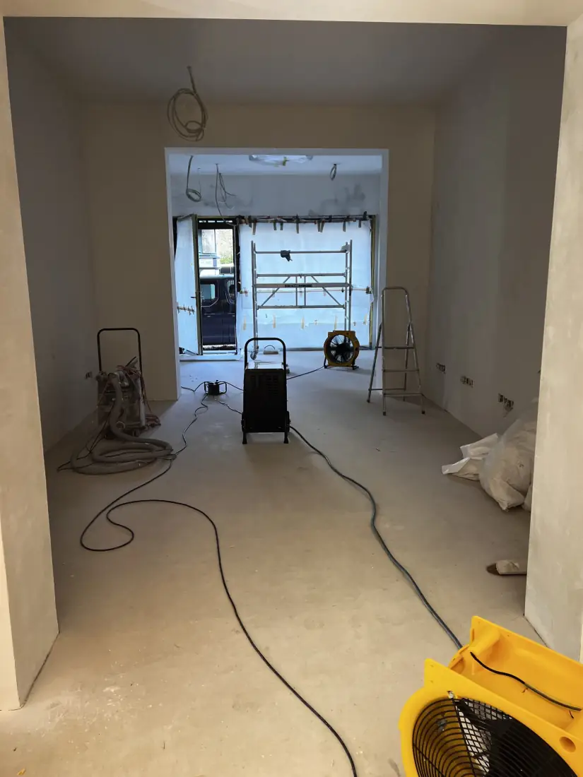 Droogopstelling bij de ingang tijdens de renovatie van het Bang & Olufsen-pand