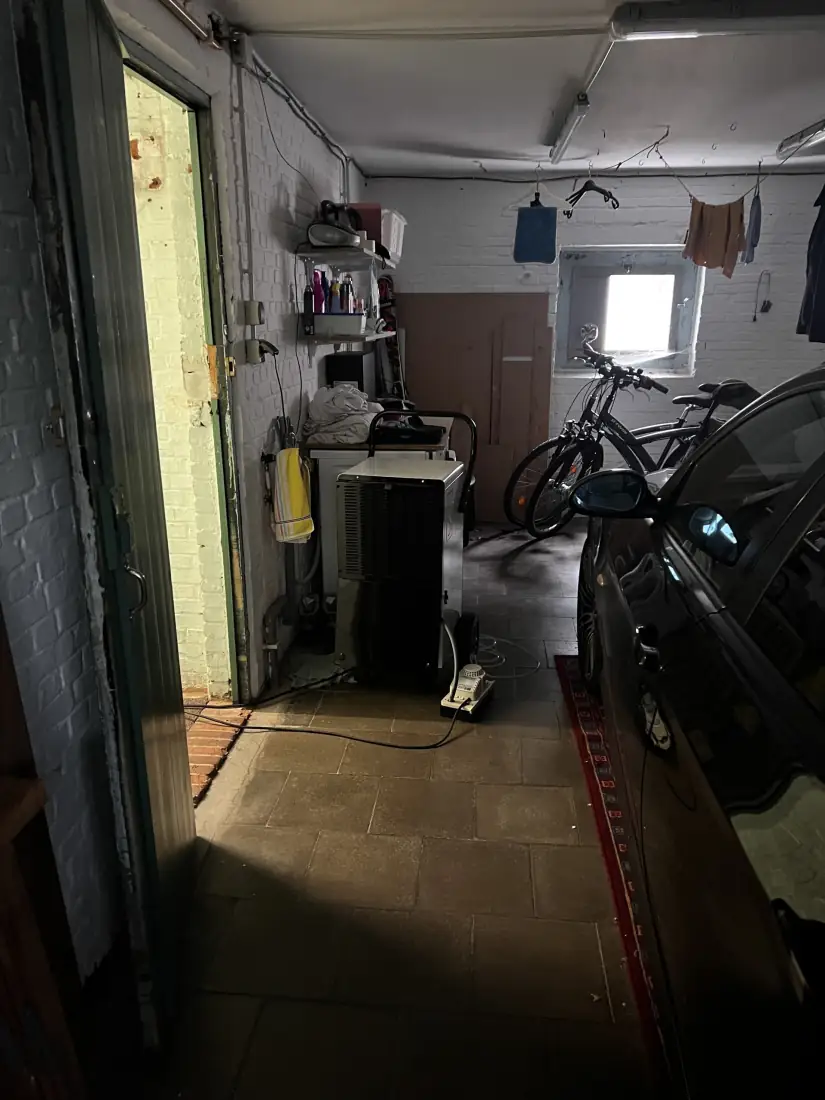 Inspectie van de vochtschade in de kelder in Antwerpen