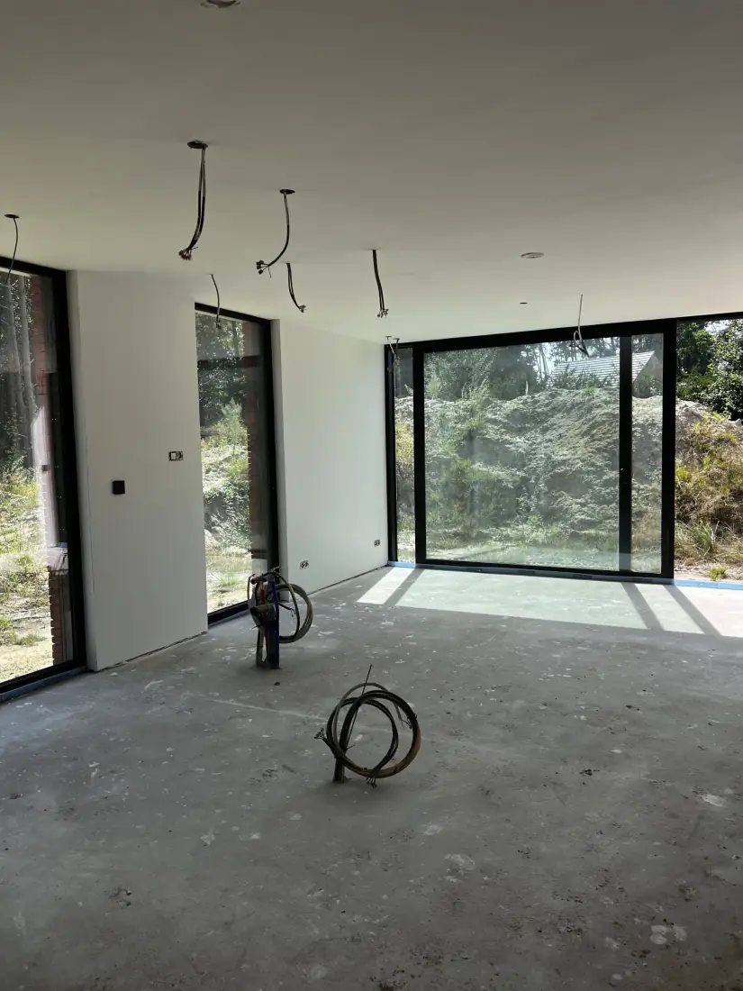 Overzicht van de behandelde leefruimte in de villa
