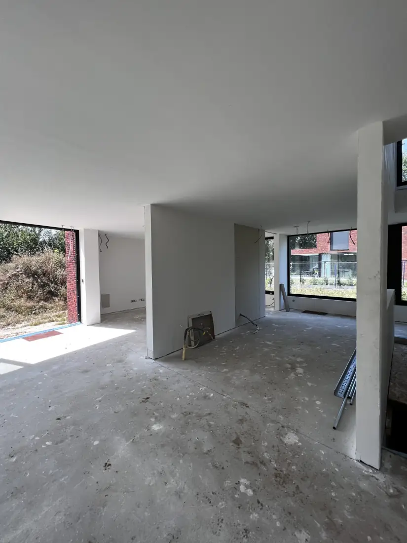 Vers pleisterwerk met een hoog bouwvochtgehalte