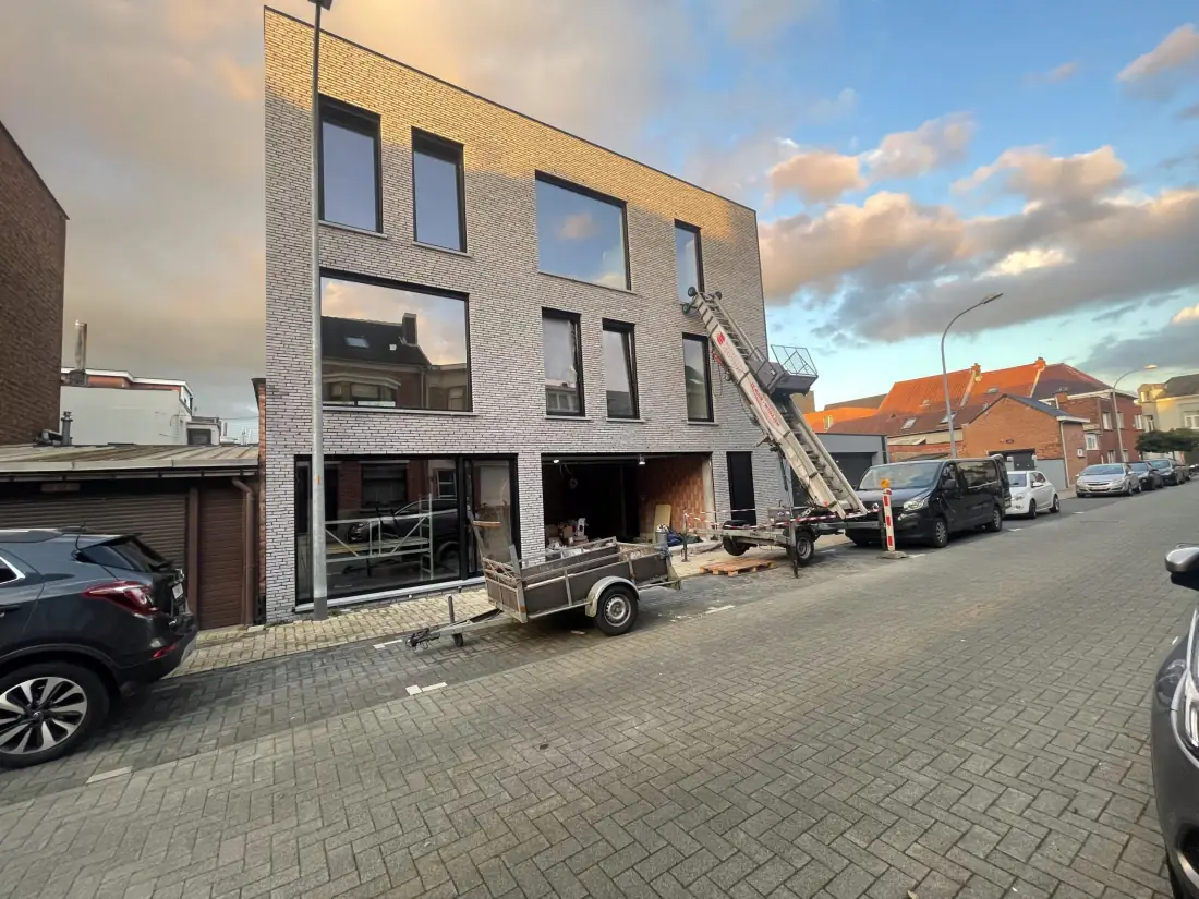 De woning in Merksem met materiaallift tijdens de werken
