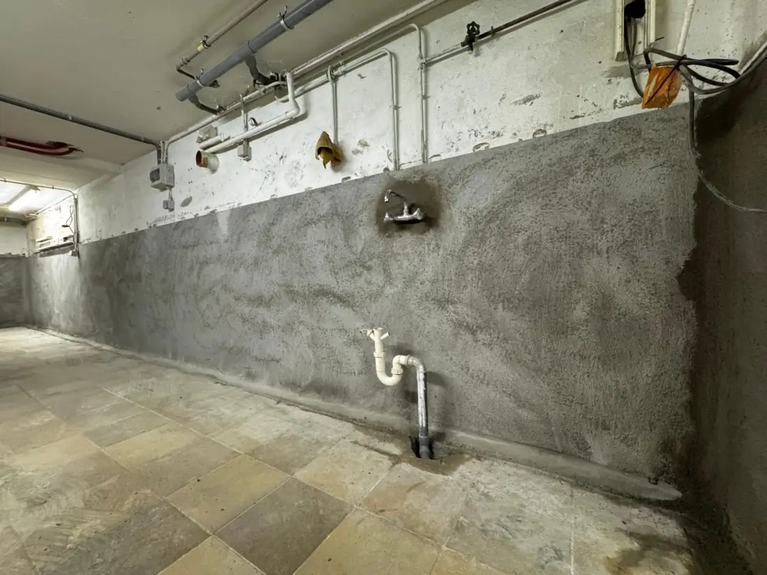 Kelderwand met verse cementering, klaar om te drogen