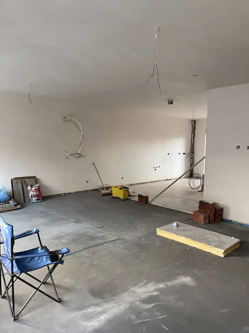 Vers gepleisterde leefruimte op de dekvloer in Merksem