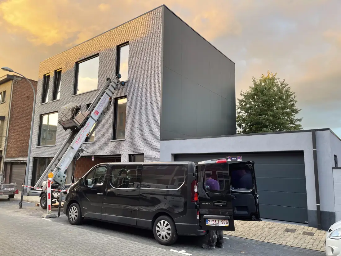Zicht op de woning in Merksem met opstelling voor de bouwdroging