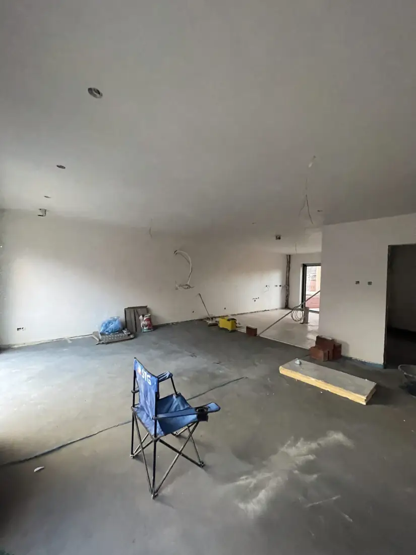 Interieur in Merksem tijdens de droogfase van het pleisterwerk