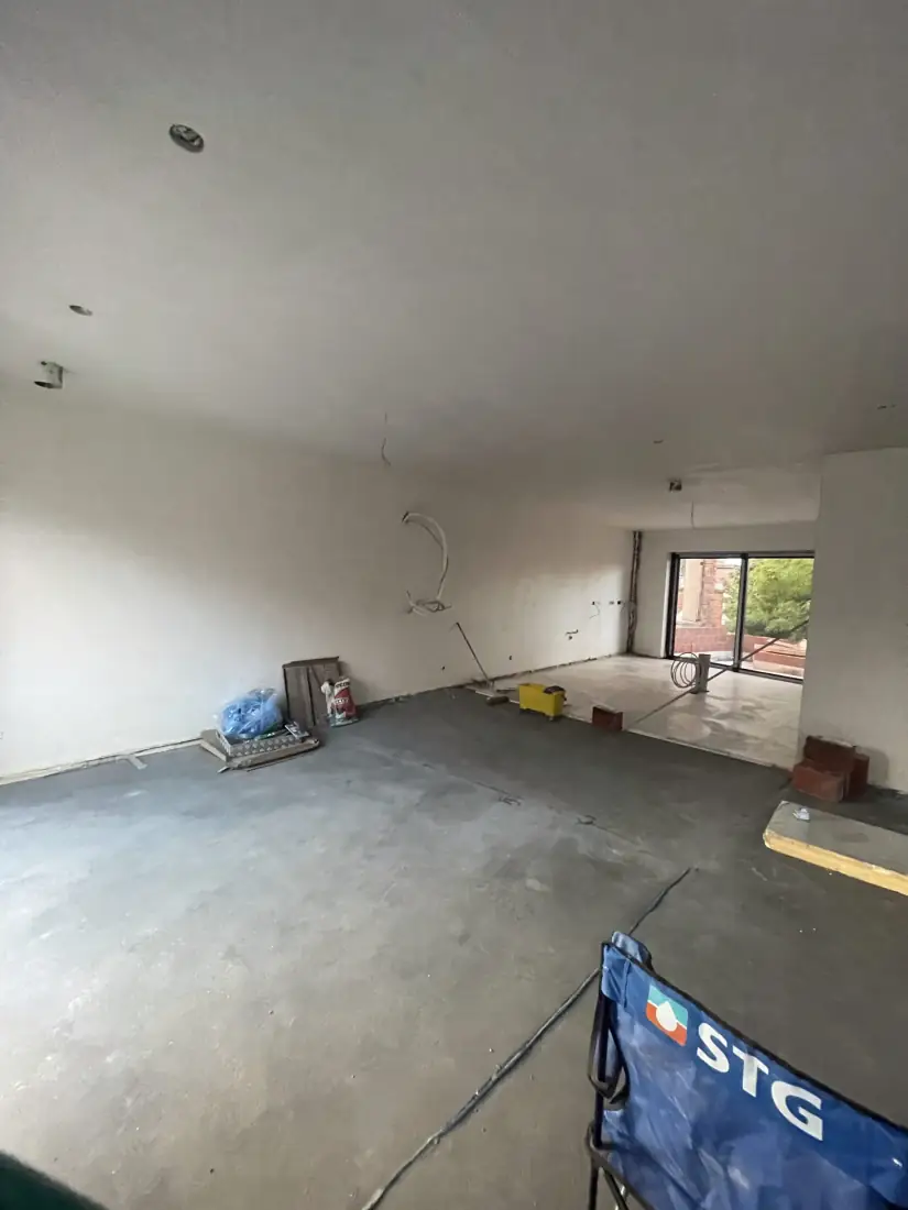 Pleisterwerk dat gelijkmatig droogt in de woning