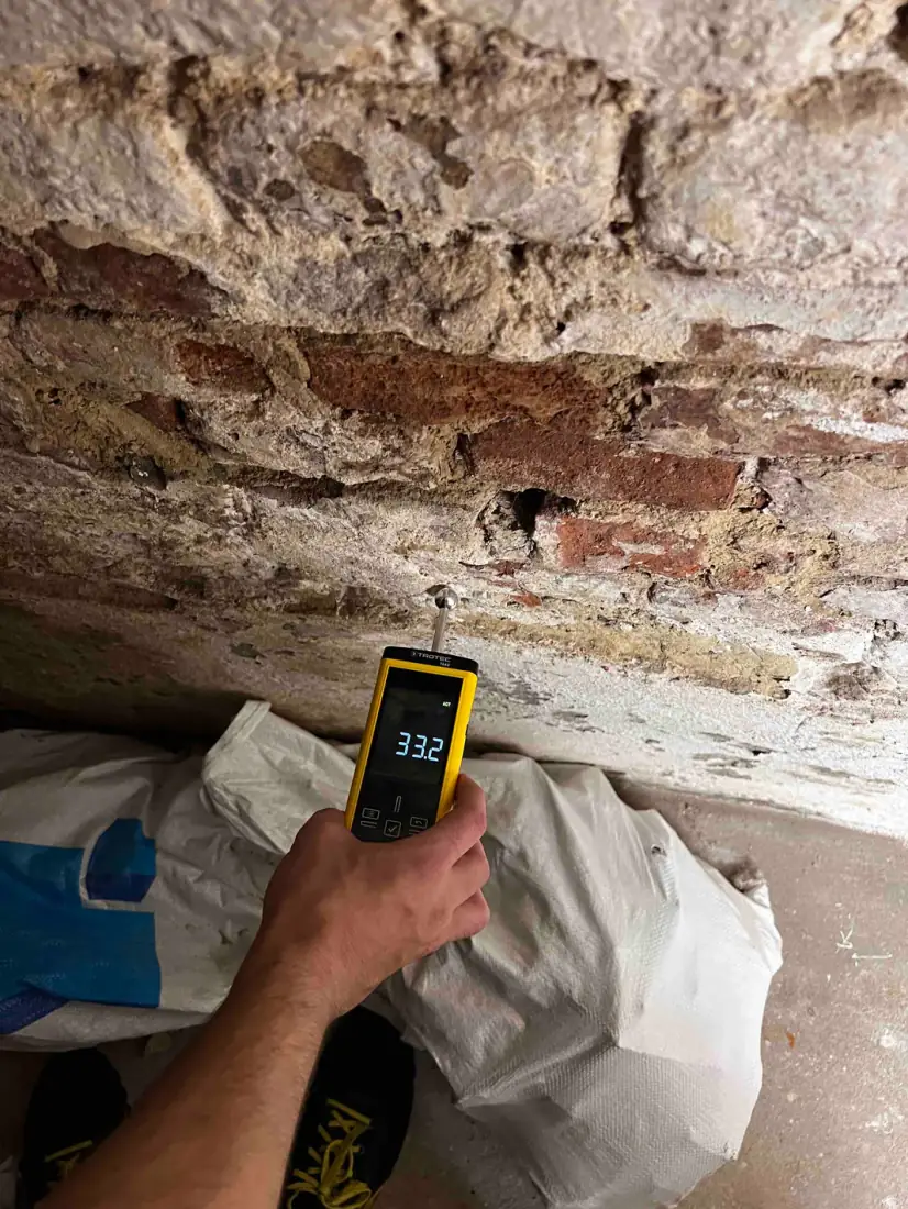 Gereinigde en gesaneerde kelderwand in de opslagruimte bij Levi’s®