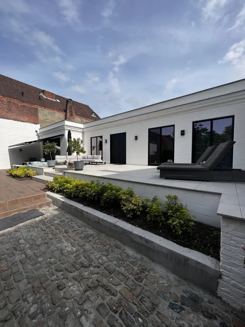 Ruim binnenterras van de woning in Brugge boven de kelderruimte