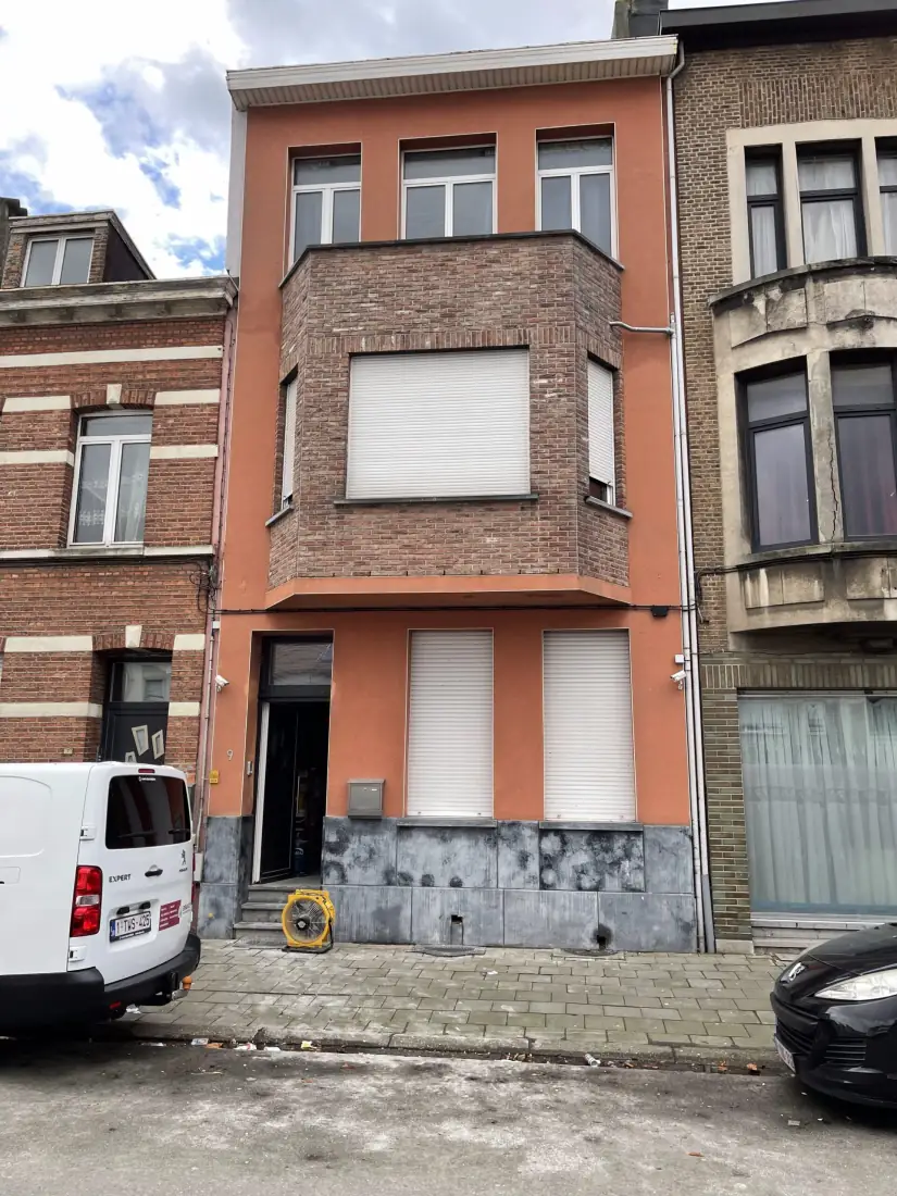 Bouwdroger met ventilator aan het werk aan de straatgevel
