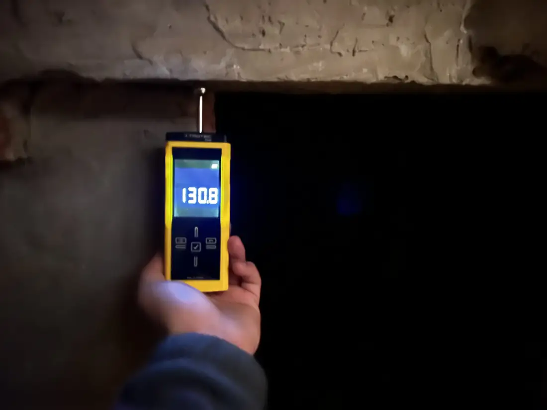 Vochtmeting in de kruipruimte onder de woning