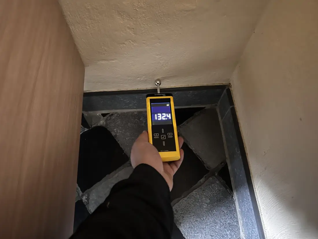 Vochtmeting aan de aansluiting van vloer en muur