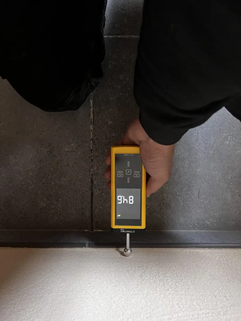 Vochtmeting bij een leidingdoorvoer aan de vloer