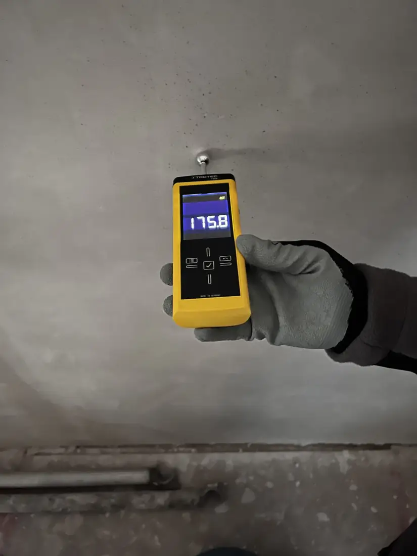 Vochtmeting op het plafond met een Trotec-meter, waarde 175,8