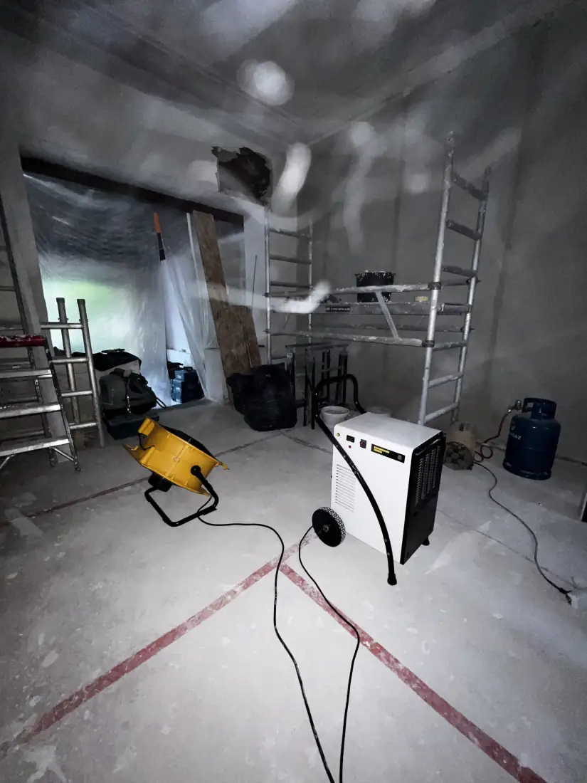 Overzicht van de droogopstelling met droger, ventilator en stelling