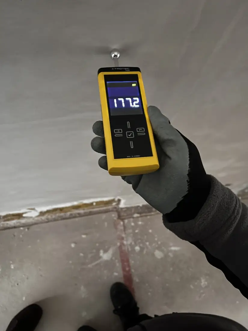 Controlemeting aan het plafond met een Trotec-meter, waarde 177,2