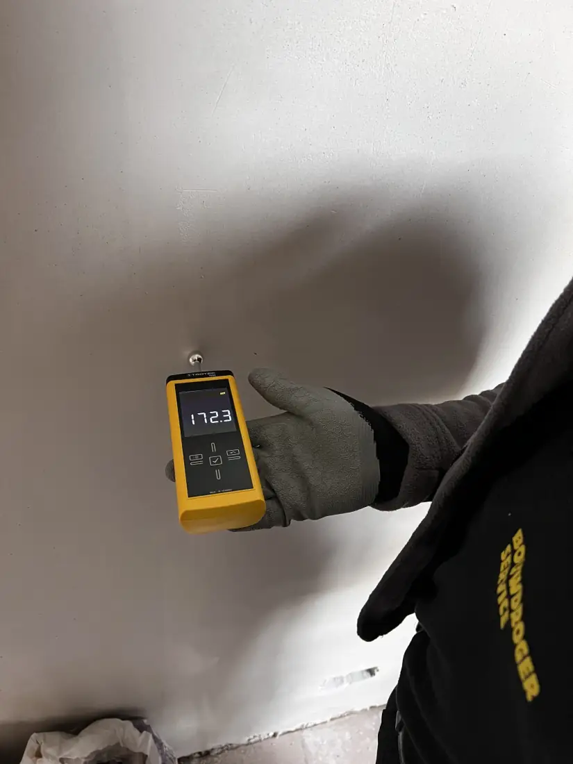 Opgevolgde vochtmeting van de wand met dalende waarde 172,3