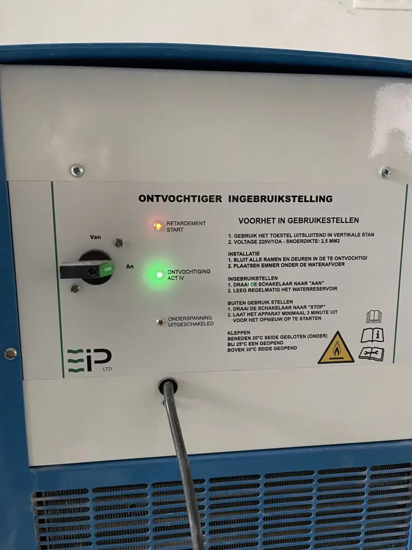 Schimmelsanering van de vochtige wanddelen