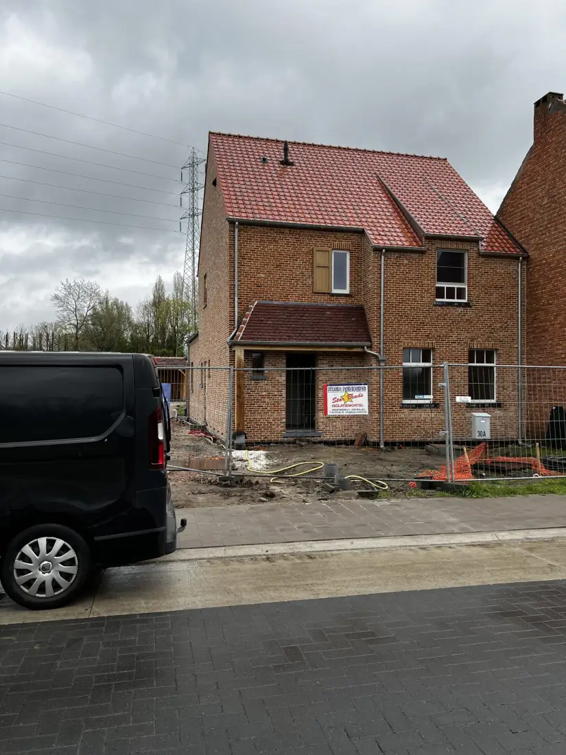 De nieuwbouwwoning in Kontich van buiten tijdens de werken