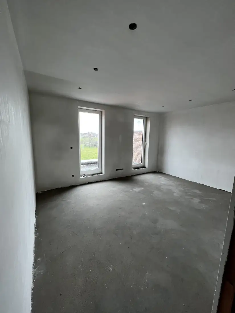 Lichte kamer met vers pleisterwerk en drogende chape
