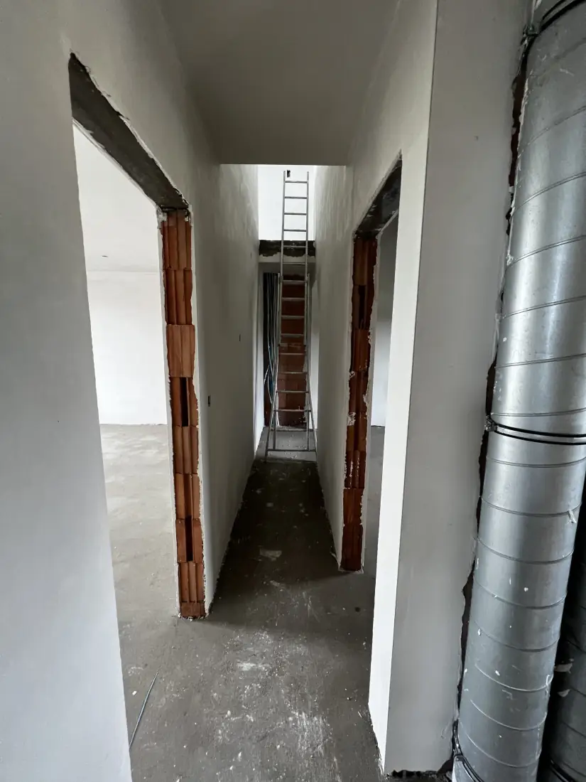 Ventilatiekanalen in de centrale hal van de woning
