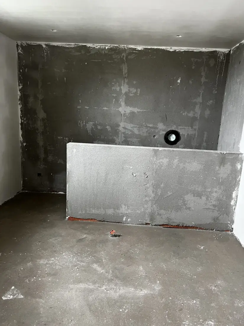 Ruwbouwdetail met betonnen element in de kamer