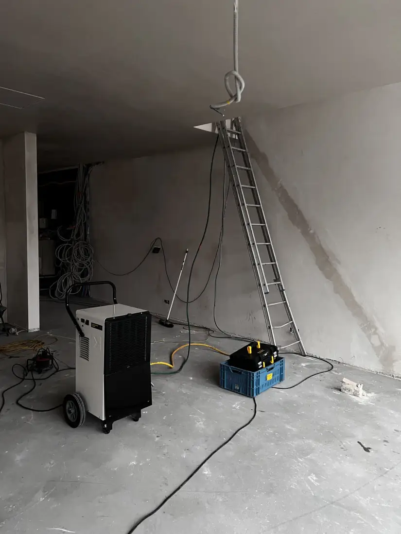 Condensdroger en ladder in de te drogen kamer