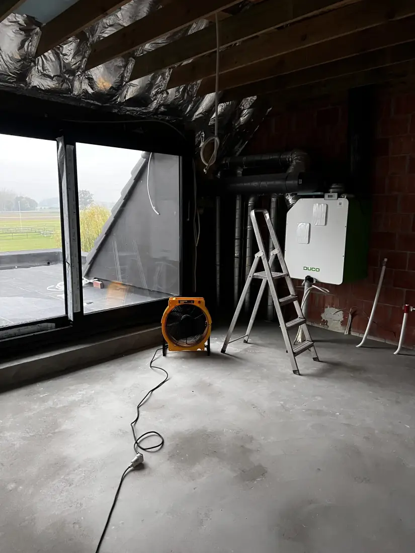 Ventilator zorgt voor luchtbeweging onder het dak