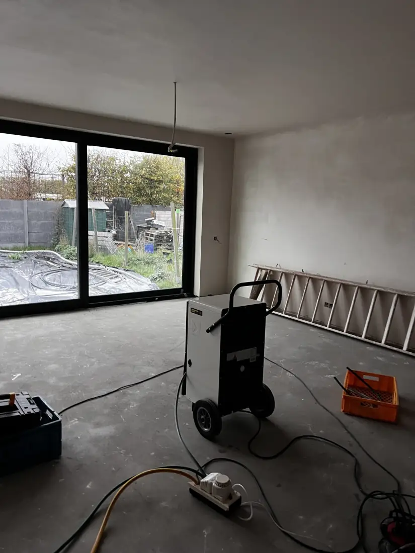 Continue ontvochtiging van de woonkamer met een bouwdroger