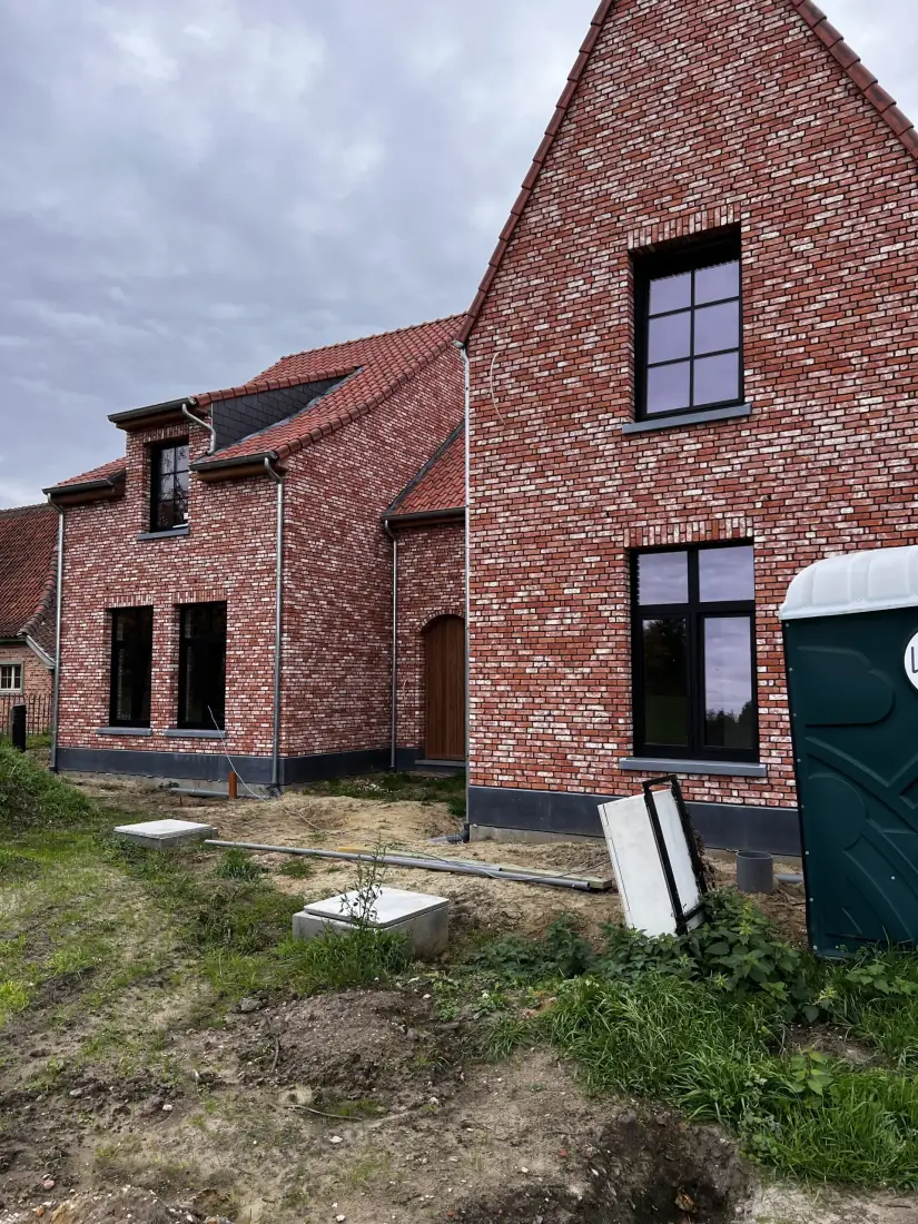 De afgewerkte bakstenen gevel van de woning in Wintam