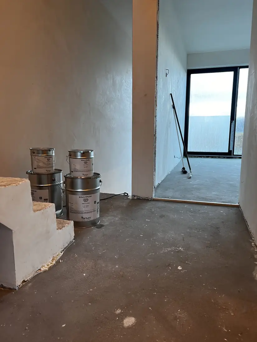 Materiaal klaargezet in de pas afgewerkte ruwbouw in Wintam