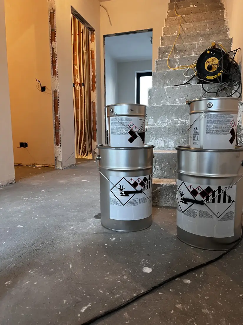 Afgewerkte binnenmuur rond de bakstenen schouwpartij