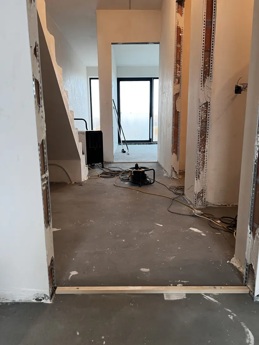 Bouwdroger opgesteld in de centrale gang van de woning