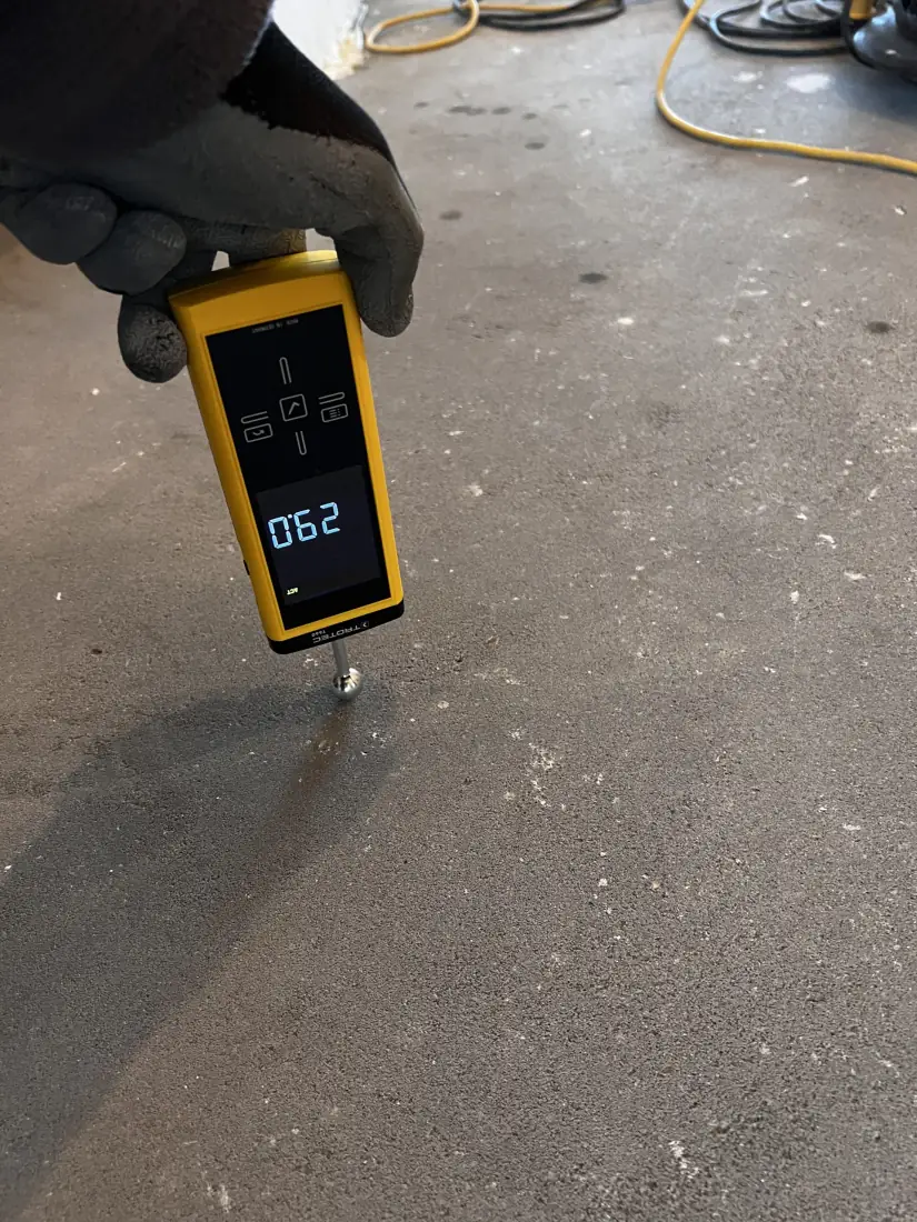 Vochtmeting van de chape met een digitale vochtmeter