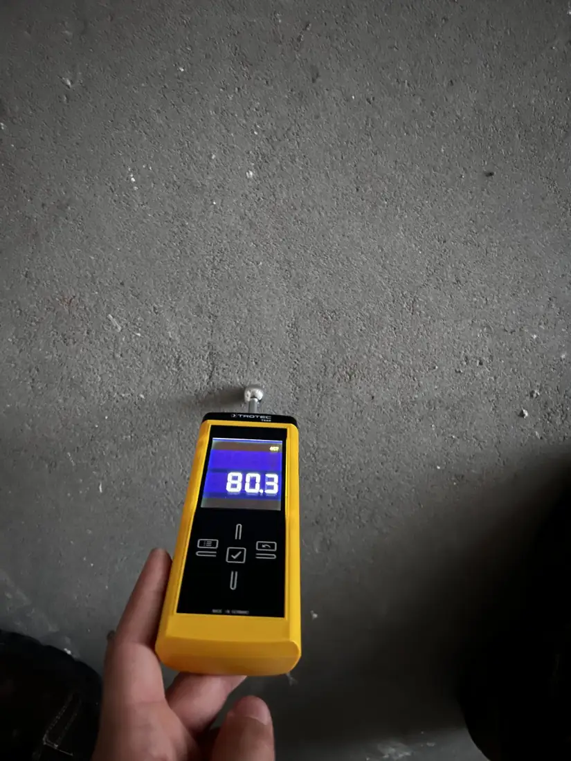 Vochtmeter toont een hoge waarde op het verse pleisterwerk