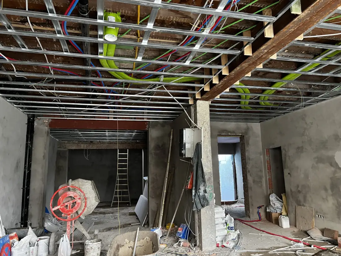 Zicht op het bedrijfsgebouw met de droogopstelling in werking