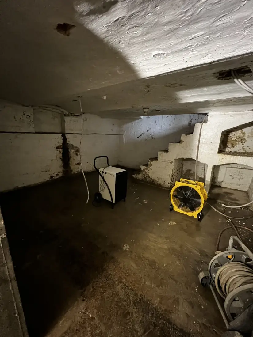Vochtsporen op de muur na het waterlek in het bedrijfspand