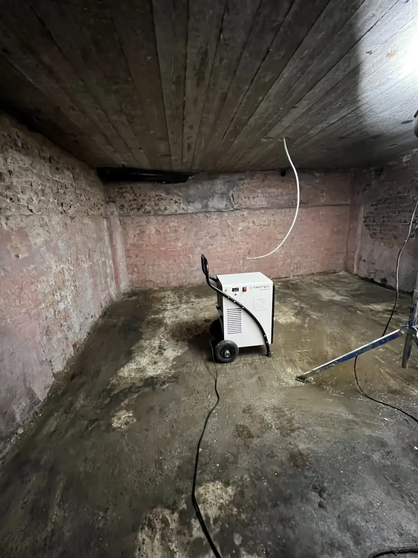 Doorgeslagen vocht in het metselwerk van het bedrijfsgebouw