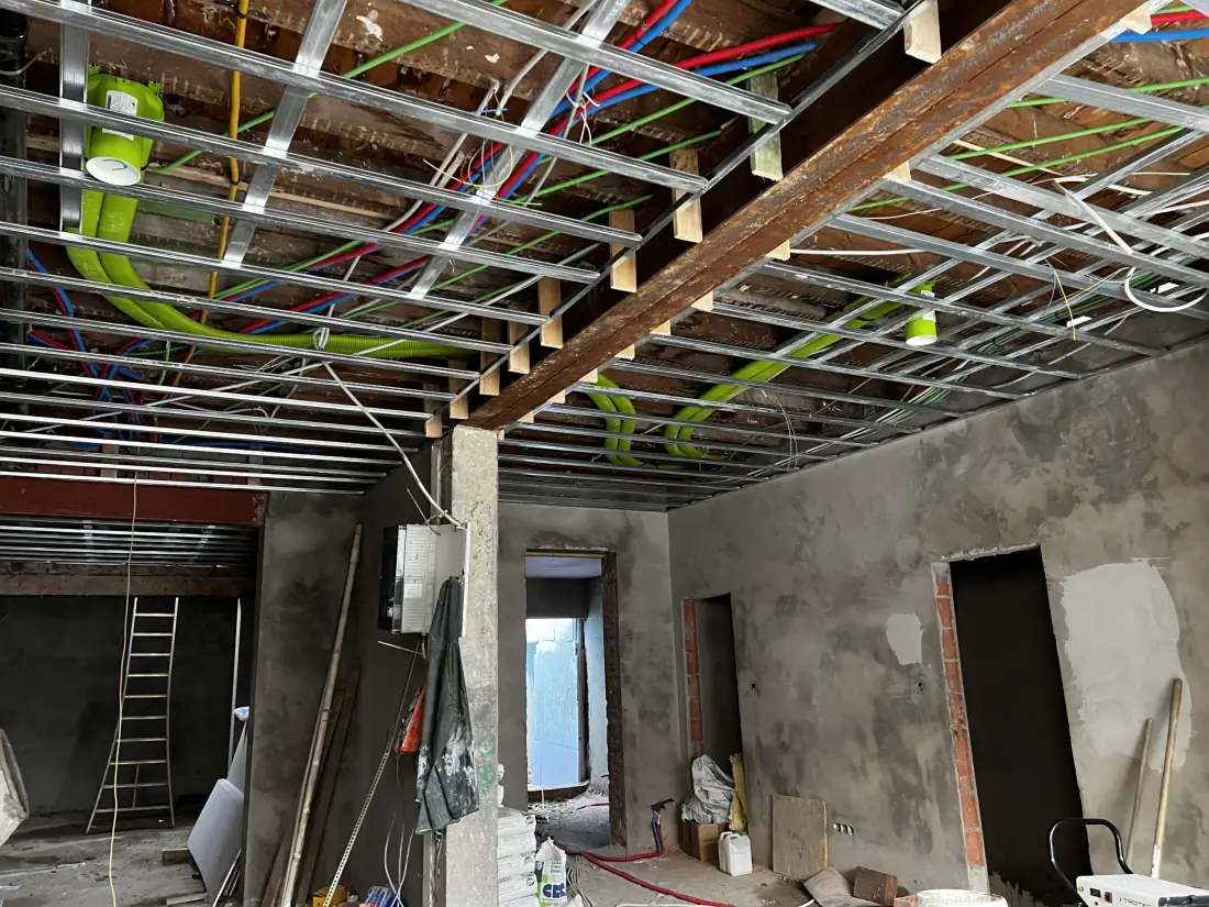 Bouwdrogers opgesteld in het bedrijfsgebouw