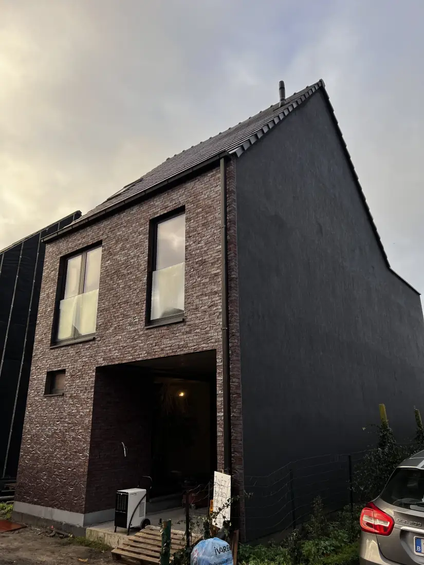 De afgewerkte gevel van de nieuwbouw in Putte