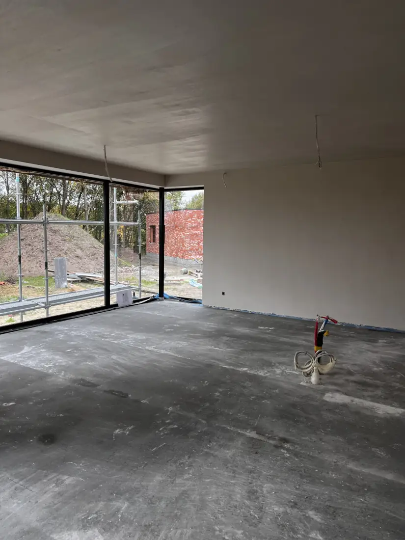 Ruwe chape en grote raampartij, klaar om te drogen
