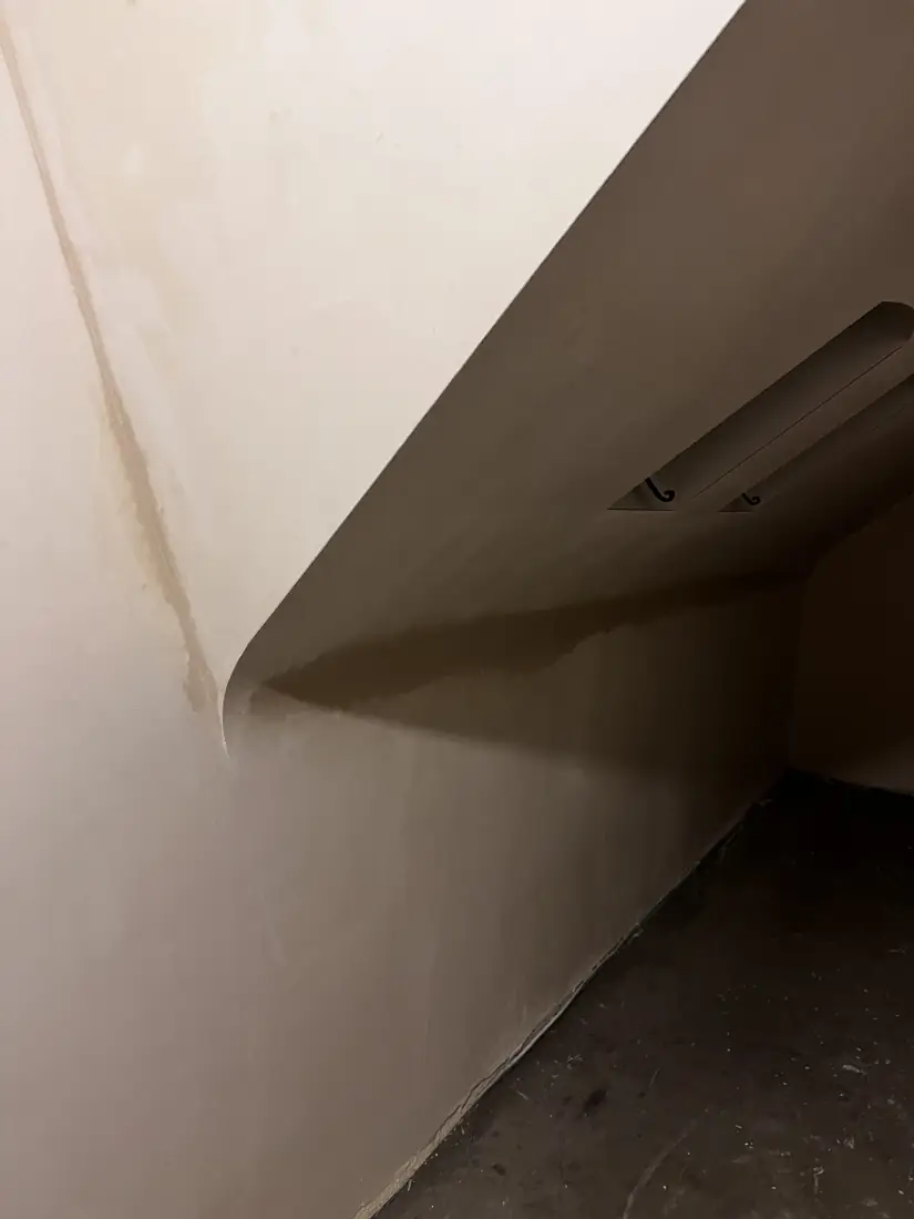Vochtplekken in het pleisterwerk vlak na de natte werken