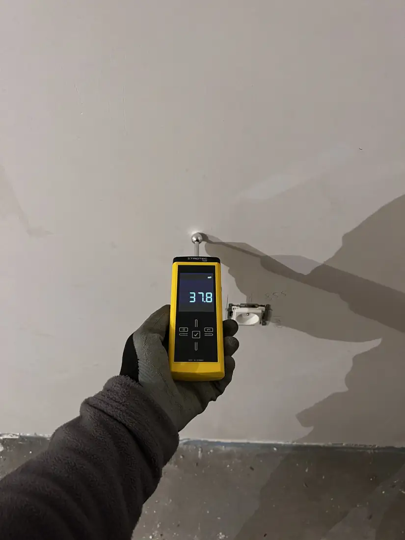 Vochtmeting op de muur met een sterk verhoogde beginwaarde