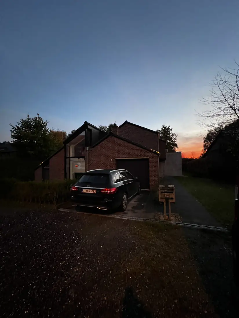 Vooraanzicht van de woning in Hasselt bij valavond