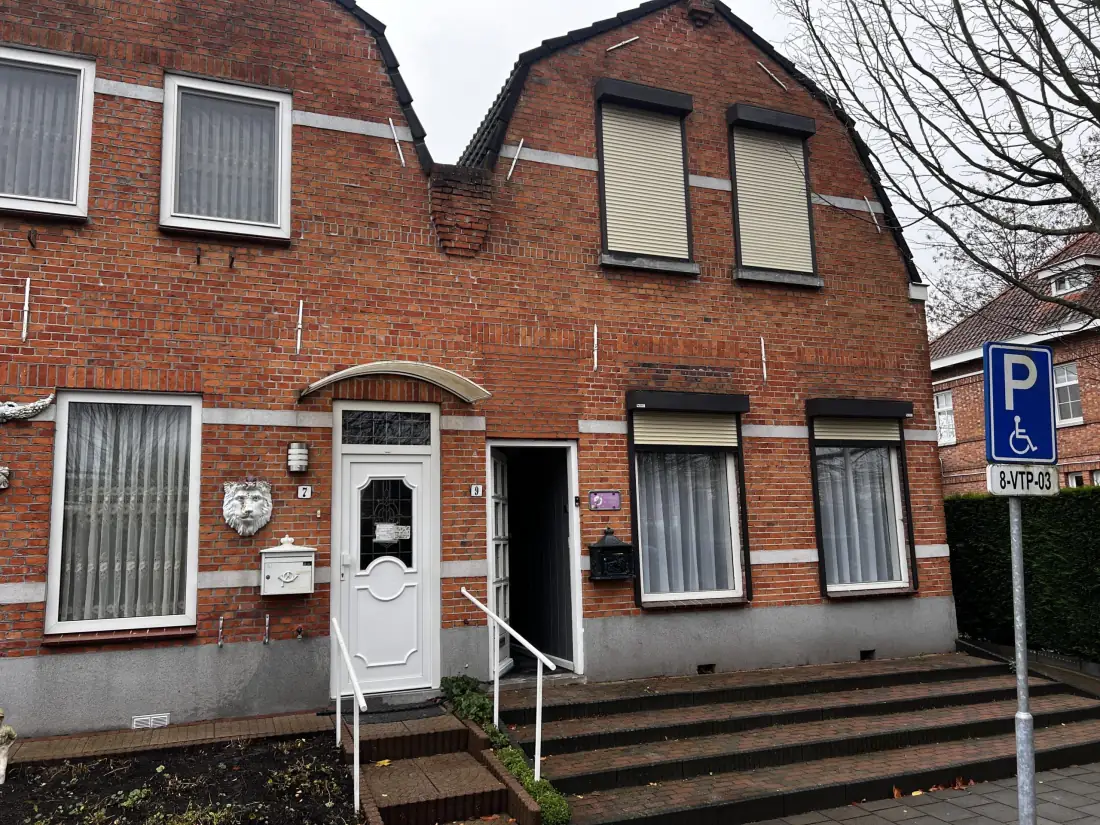 Woning met klassieke gevel binnen het werkgebied van Vernast