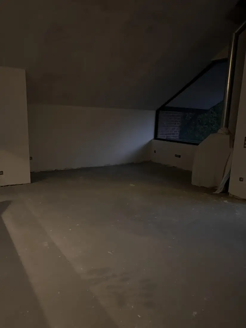 Dakkamer met dakvenster wordt gecontroleerd gedroogd