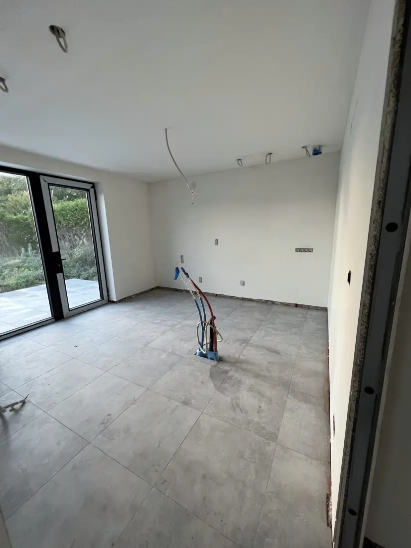 Bouwdroger aan het werk na de pleisterwerken